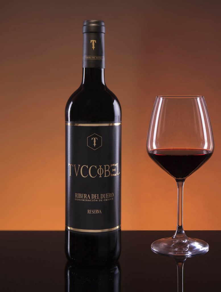 Fotógrafo profesional de botellas de vino en estudio